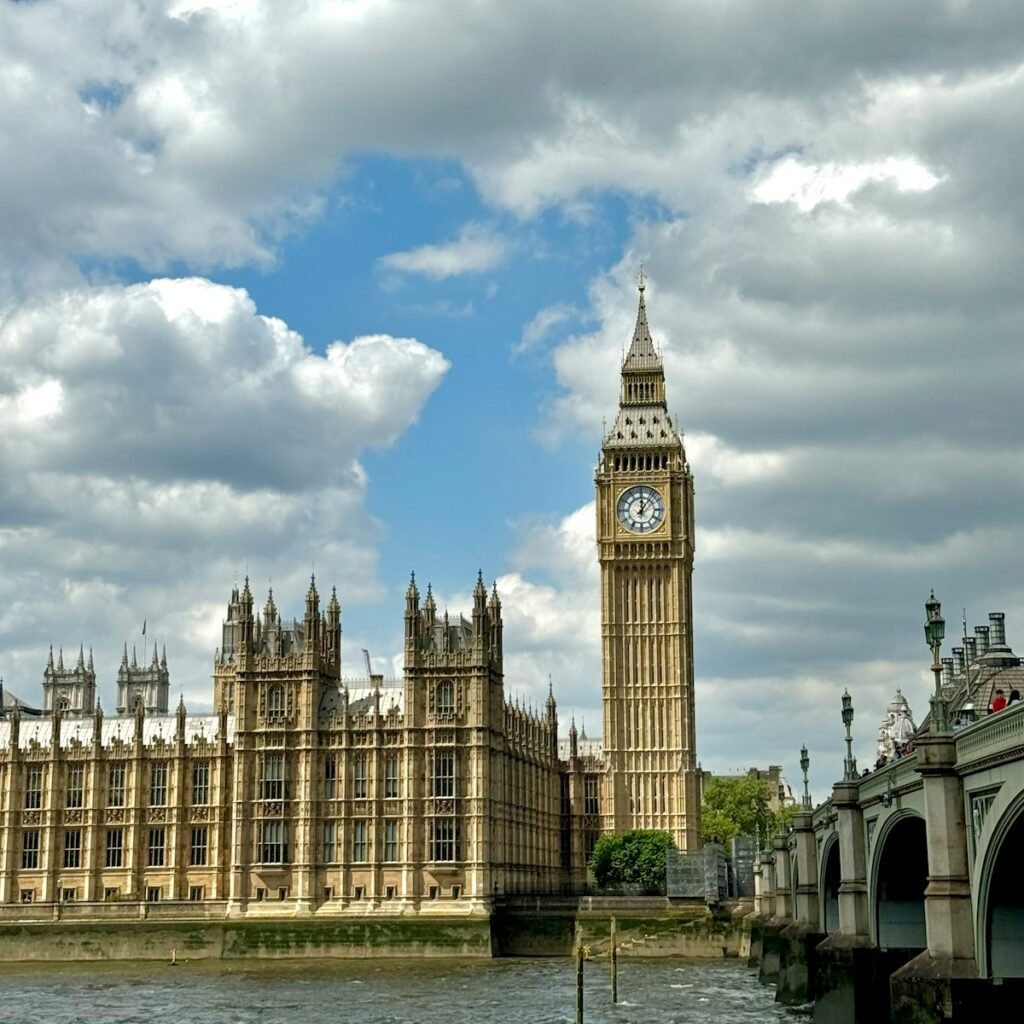 a large clock tower towering over a city - Mundo