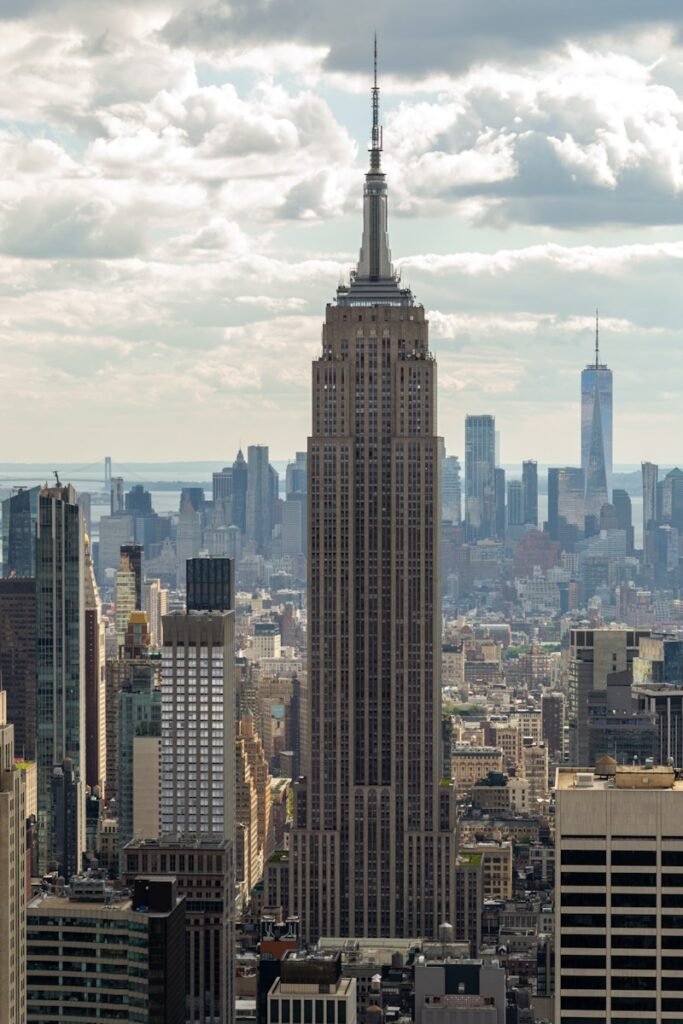 a tall building in Empire State Building Nova York