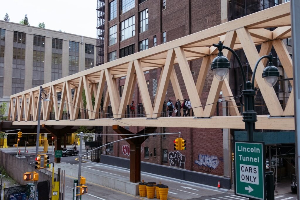 a pedestrian bridge over a city street Nova York