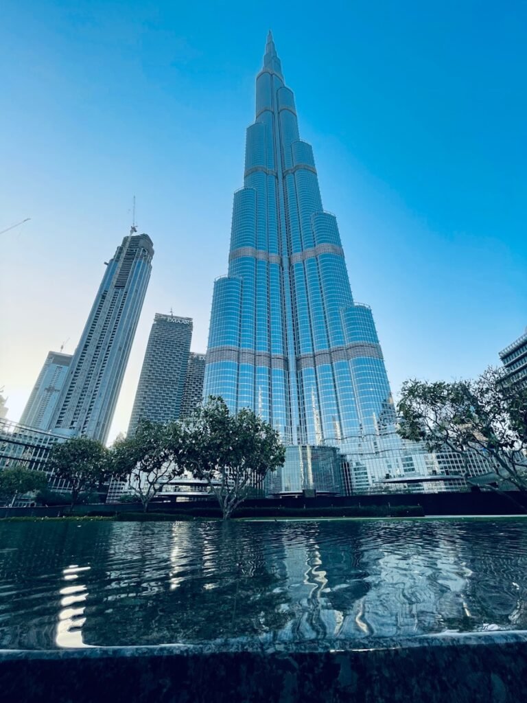 a very tall building towering over a body of water - Mundo