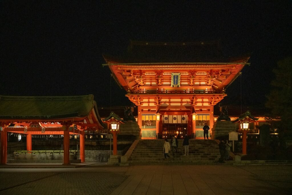 a building that has a lot of lights on it - Mundo