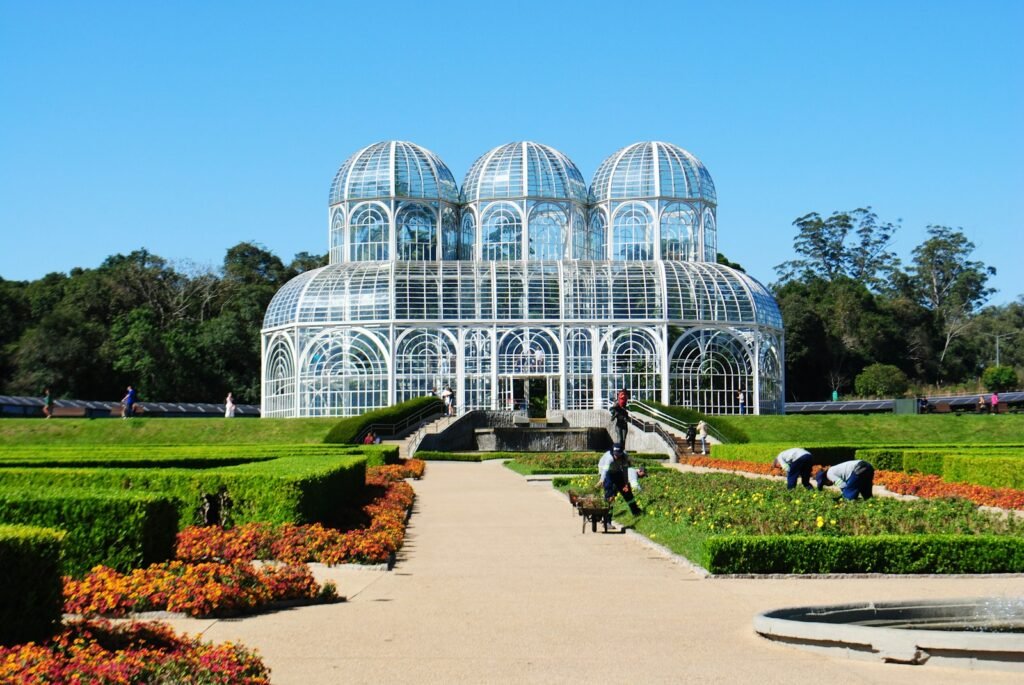 a couple of people that are standing in a garden - Brasil