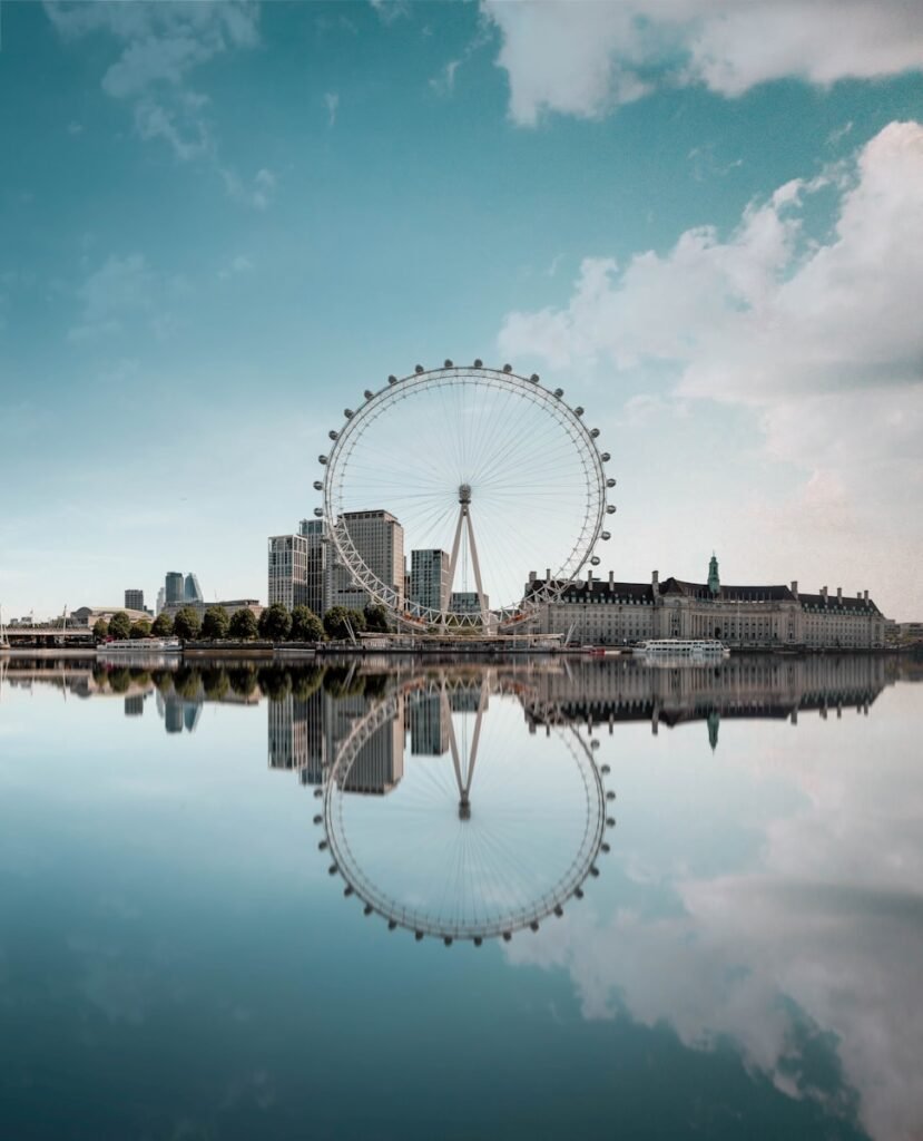 ferris wheel beside body of water under blue sky during daytime - Londres