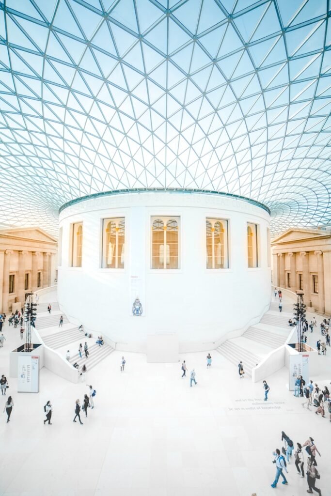 people inside white building - Londres