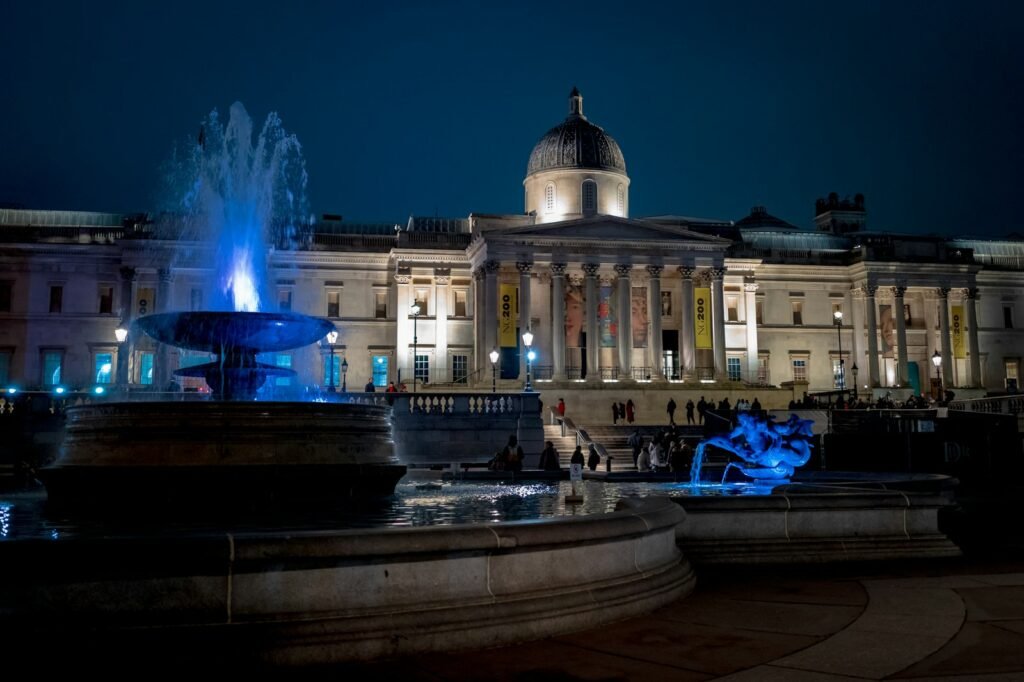 A large building with a fountain in front of it - Londres